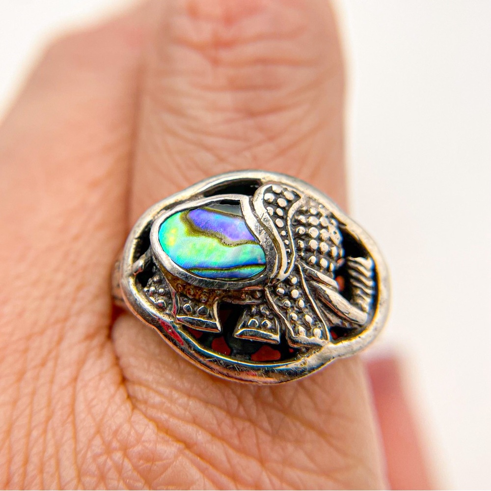 Elephant sterling silver 925 abalone shell ring. Size 9. Artist signed BS.